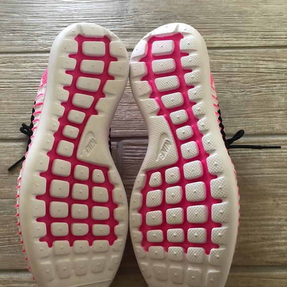 NWOB ROSHE 2 FLYKNIT LOW GRADE SCHOOL RUNNING SHOE - Picture 4 of 5